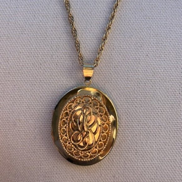 ORNATE GOLD TONE Oval Photo Locket NECKLACE - Picture 6 of 9